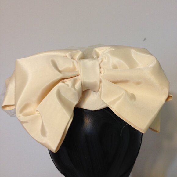 Woman\'s Cream Colored Hat Cap Style
